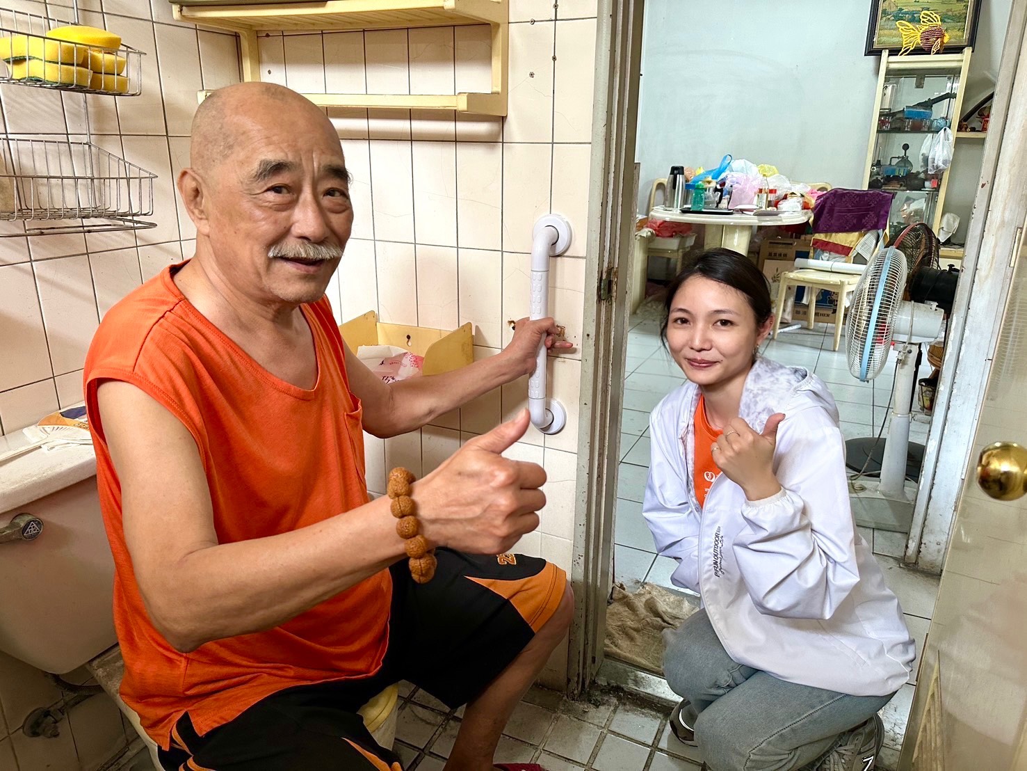 危!獨居爺1年家中跌倒5次 弘道助裝扶手防意外