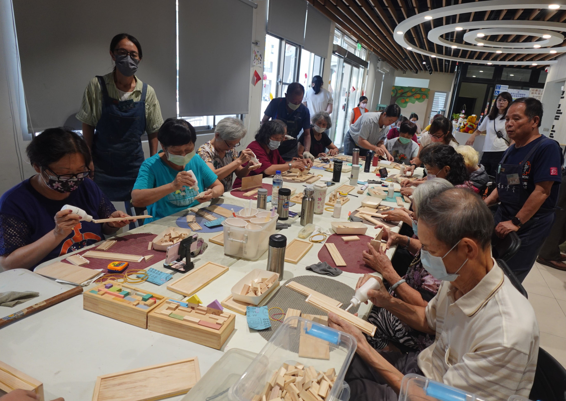 大齡男性專屬「幸福好家作」木工課程結訓擔任助教指導親子木工DIY，周末市集分享作品