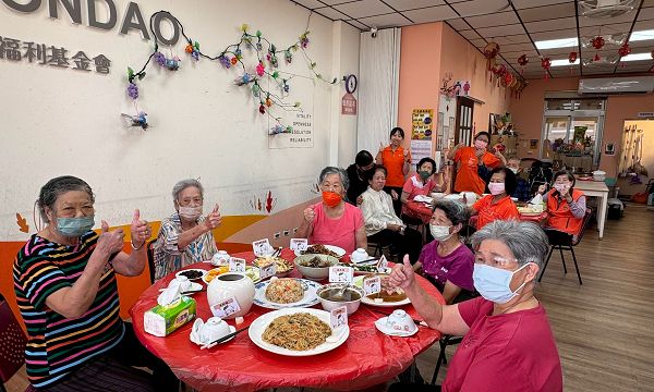 圓桌紅椅熱鬧開席 弘道溫馨辦桌慶重陽 11位失智長輩化身總鋪師 家傳拿手菜重現溪湖在地好味道