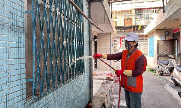 從關懷、送物資、陪伴就醫到大掃除，弘道暖助91歲獨居嬤 弘道籲愛心捐款寒冬助老，幫助角落孤老人度寒冬