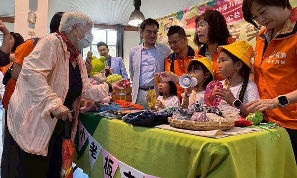 78歲獨居嬤化身不老攤主 體驗製作市集超人氣烤布蕾與貴賓分享 小老闆市集首登場萌力全開 弘道邀民眾5/3逛市集共度夏YA童樂會！