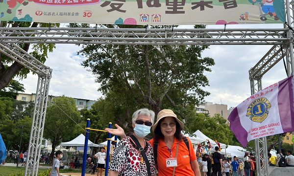 服務六年首度參加弘道活動 82歲獨居嬤感性說：還走得動就是一種幸福 弘道第九屆親子公益市集打造溫馨夏夜同樂會 點亮獨老無慮晚年