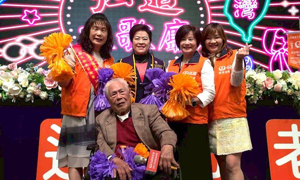 國際獅子會300D1區號召捐款110餘萬元應寒冬助老 弘道及時發現化解83歲嬤失明危機開心享圍爐餐 重返青春秀場 90歲兒麻翁展歌喉體驗一日明星 弘道助老服務經費尚缺4成敬邀大眾愛相挺