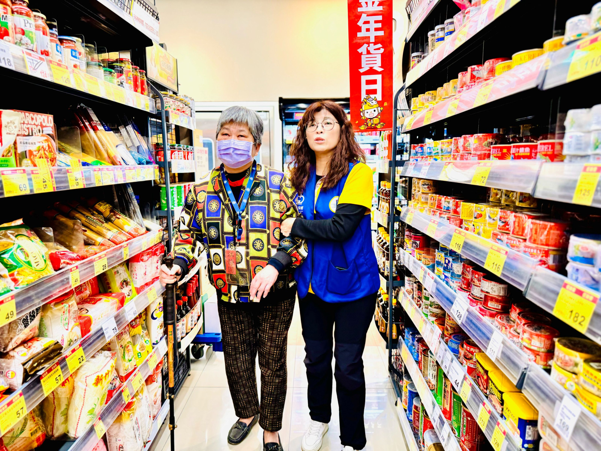 你是我的眼，志工陪伴失明阿嬤圓購物辦年貨夢 弘道攜手公勝保經一起寒冬助老